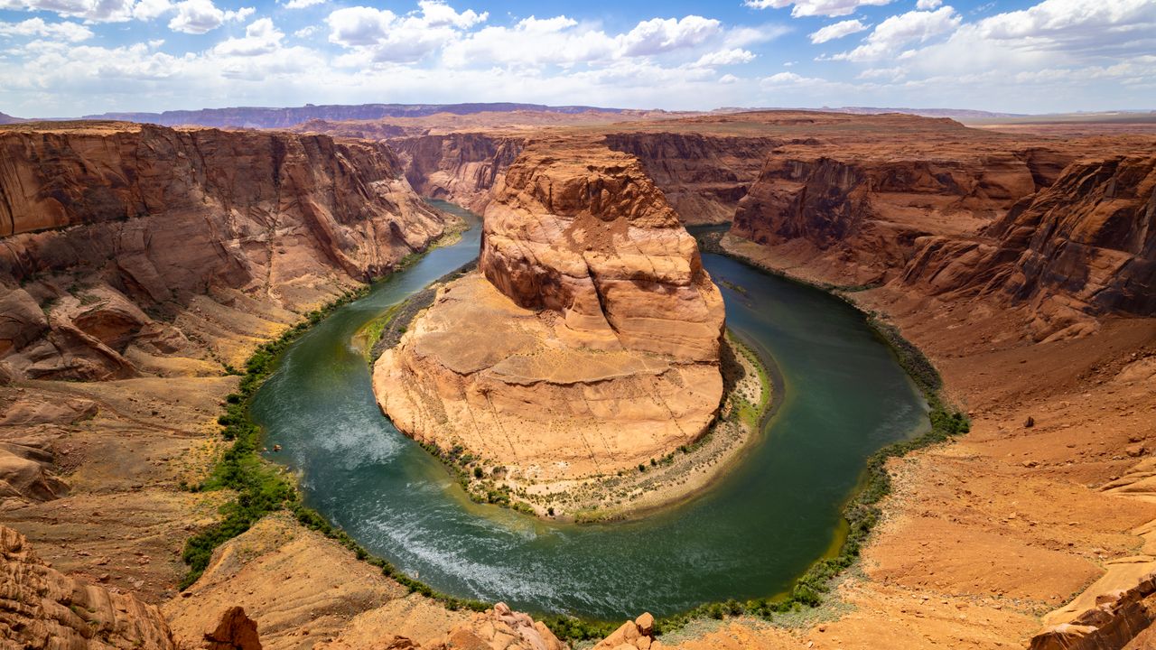 Experience the breathtaking panorama of Horseshoe Bend in the Colorado River's mesmerizing loop.